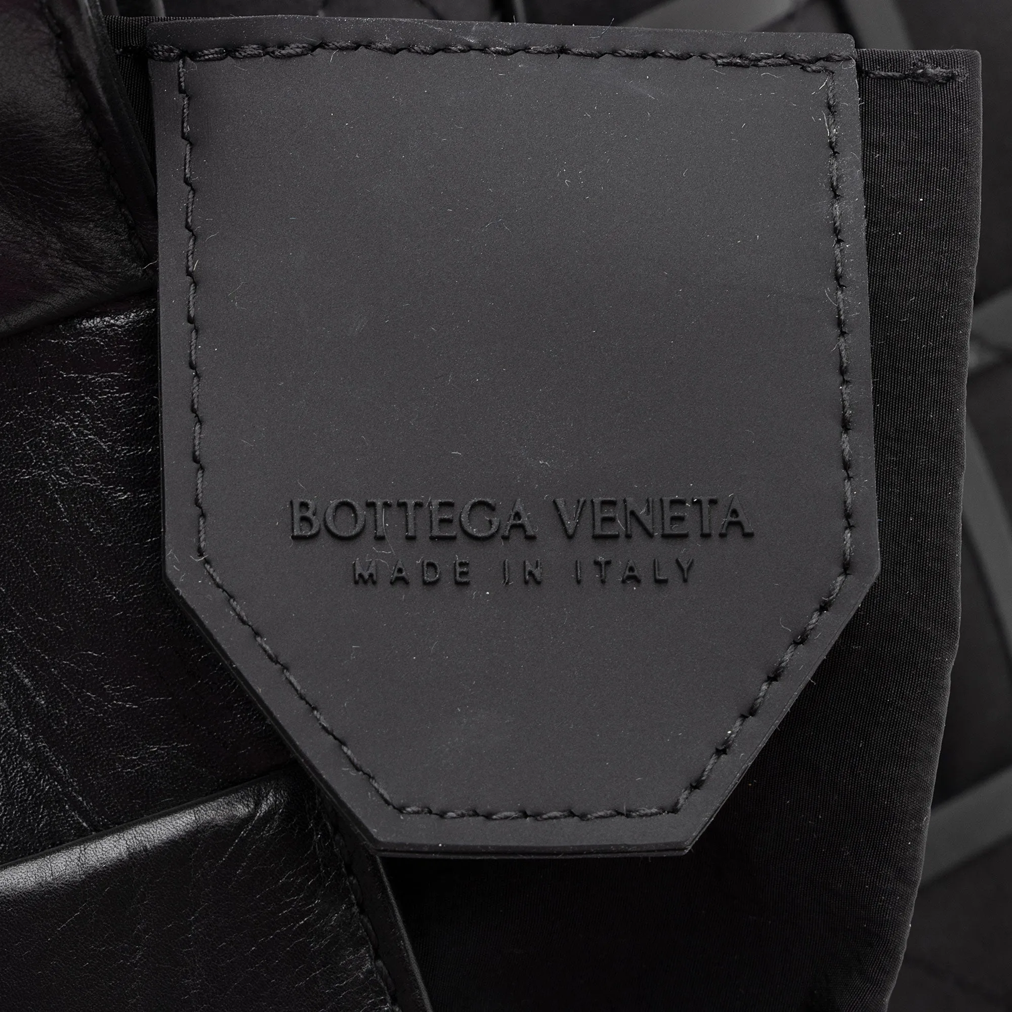 Bottega Veneta Distressed Calfskin Cassette Small Crossbody Bag (SHF-Mj13CL)